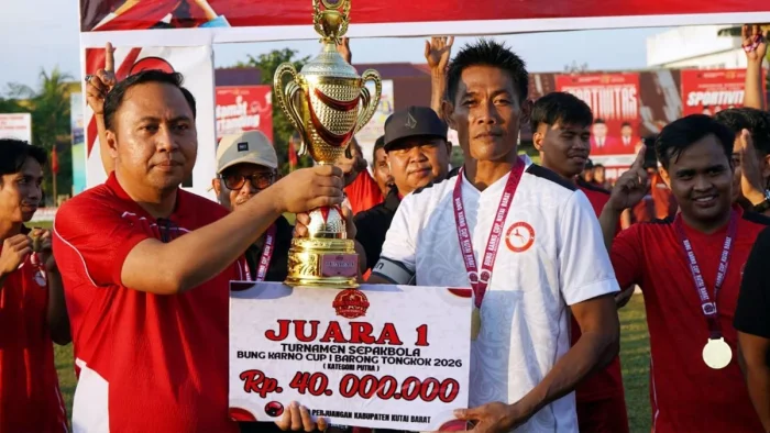 Bupati Kubar Frederick Edwin menyerahkan piala kepada Juara Turnamen Bung Karno Cup I, Rarakuta FC di Lapangan Sepak Bola Rarakuta, Kelurahan Barong Tongkok, Kecamatan Barong Tongkok, pada Sabtu (6/6/2026). Foto: HO/Diskominfo Kubar