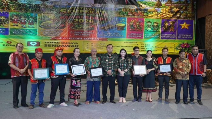 Bupati Kubar, Frederick Edwin memberikan sertifikat penghargaan kepada para peserta dalam penutupan Festival Sempekat Harmoni Budaya Kubar di Taman Budaya Sendawar, Kelurahan Barong Tongkok, Sabtu (6/6/2026). Foto: HO/Diskominfo Kubar