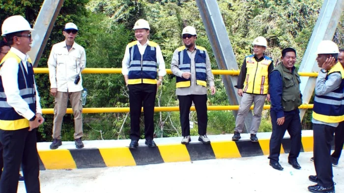 Bupati Paser dr. Fahmi Fadli saat meresmikan jembatan Sei Kasungai, pada Senin (1/6/2026). Foto: BorneoFlash/IST