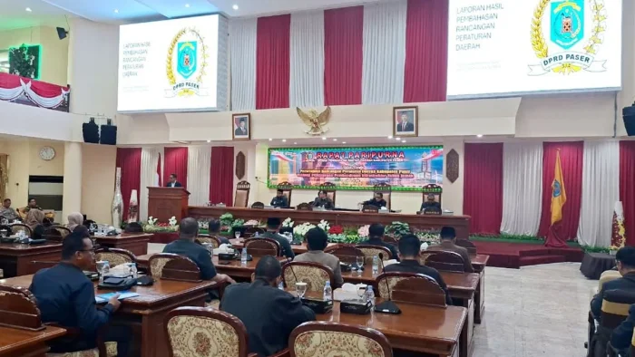 DPRD Kabupaten Paser resmi mengesahkan Raperda tentang Pembiayaan Pembangunan Multiyears dalam Rapat Paripurna yang digelar di Gedung Baling Seleloi, Sekretariat DPRD Paser, pada Senin (15/6/2026). Foto: BorneoFlash/IST