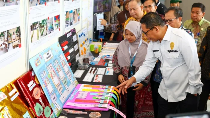 Deputi Bidang Sosial, Budaya, dan Pemberdayaan Masyarakat Otorita IKN, Alimuddin mengunjungi stand Gelar Karya Peningkatan Mutu Pembelajaran Sekolah Dasar di KIPP Nusantara, pada Kamis (11/6/2026). Foto: HO/Humas Otorita IKN