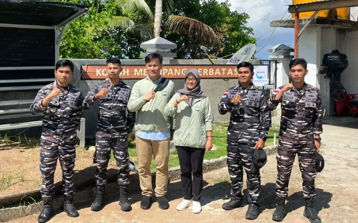 Direktur Utama Bakti, Fadhilah Mathar didampingi Pelaksana Tugas (Plt) Direktur Infrastruktur BAKTI Komdigi, Darien Aldiano beserta jajaran TNI AL saat berkunjung pos TNI AL Pulau Maratua, pada Kamis (11/6/2026). Foto: BorneoFlash/Niken Sulastri
