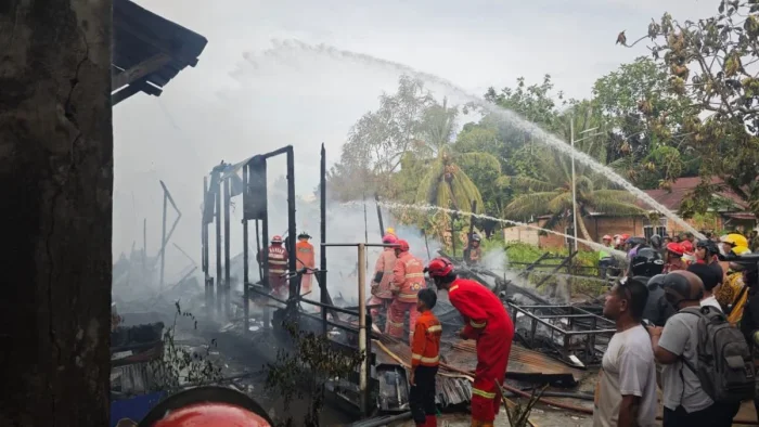 Anak Selamat, Kebakaran Ludeskan Rumah dan Bangsalan di Sungai Keledang