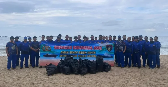 Ditpolairud Polda Kaltim Bersihkan Pantai Kilang Mandiri dalam Program Jum'at ASRI