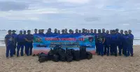 Ditpolairud Polda Kaltim Bersihkan Pantai Kilang Mandiri dalam Program Jum'at ASRI