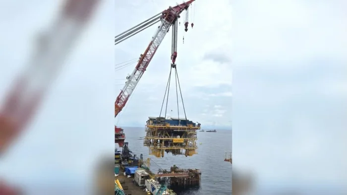 Heavy Lifting Process Topside Manpatu. Foto: HO/PHM