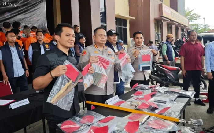 Kapolresta Samarinda Kombes Pol Hendri Umar menunjukkan barang bukti hasil pengungkapan 37 kasus kejahatan jalanan selama Mei 2026. Dalam operasi tersebut, polisi mengamankan 53 tersangka serta menyita puluhan kendaraan bermotor dan berbagai barang hasil