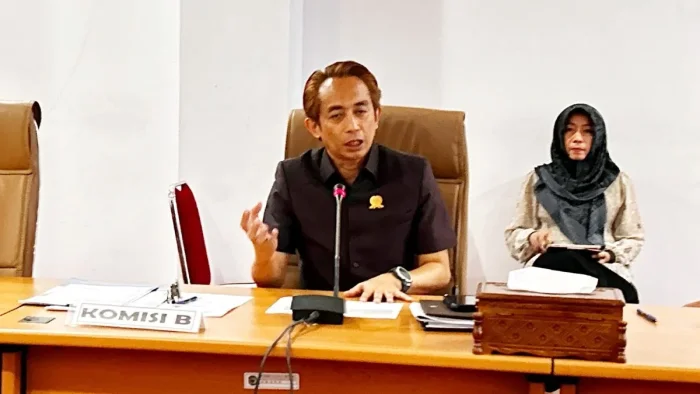 Ketua Komisi B DPRD Kota Bontang, Rustam saat memimpin rapat dengar pendapat bersama DPMPTSP, pada Senin (4/5/2026). Foto: BorneoFlash/IST
