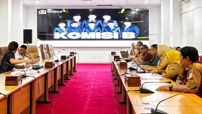 Komisi B DPRD Kota Bontang saat Rapat dengar pendapat bersama DPMPTSP, pada Senin (4/5/2026). Foto: BorneoFlash/IST