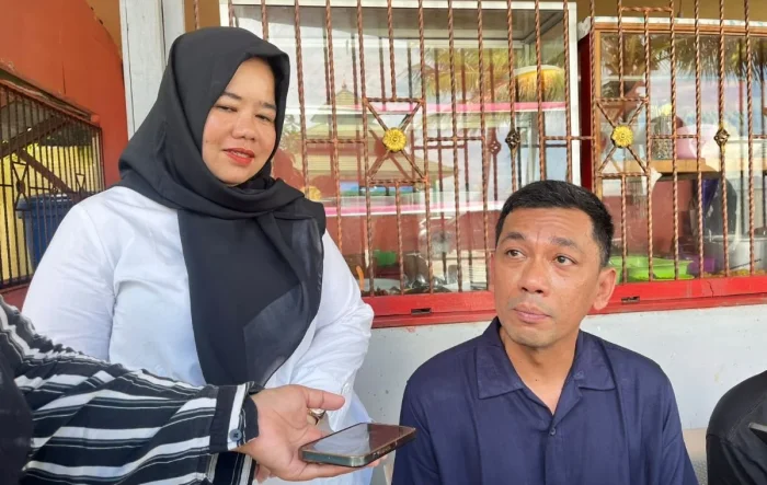 (Ki:Ka) Kuasa Hukum Pelapor, Aulia Azizah dan Komisaris PT Petrotrans Utama, Christofel.  Foto:BorneoFlash/Ist