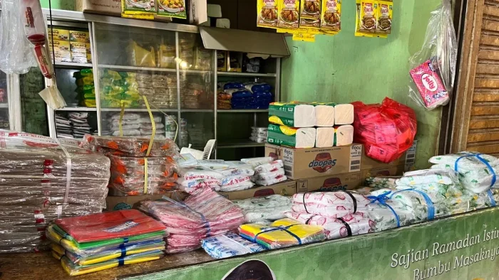 Harga Plastik Mulai Melandai, Pedagang Pasar Segiri Sebut Penurunan Terasa Sejak Tiga Hari Terakhir