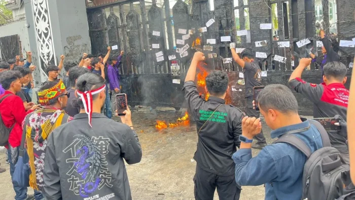 Massa Aliansi Rakyat Kaltim menggelar aksi unjuk rasa di depan Kantor DPRD Kalimantan Timur, Samarinda, pada Rabu (10/6/2026), menyikapi penundaan rapat paripurna usulan hak angket yang batal dilaksanakan karena tidak terpenuhinya kuorum anggota dewan. Foto: BorneoFlash/Nur Ainunnisa