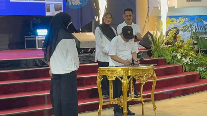 Mendikdasmen RI Prof. Dr. Abdul Mu’ti, Saat meresmikan program revitalisasi satuan pendidikan untuk Kota Balikpapan, Kota Samarinda, dan Kabupaten Penajam Paser Utara di Balikpapan Sport and Convention Center  (BSCC)/DOME, pada Jumat (5/6/2026). Foto: BorneoFlash/Niken Sulastri