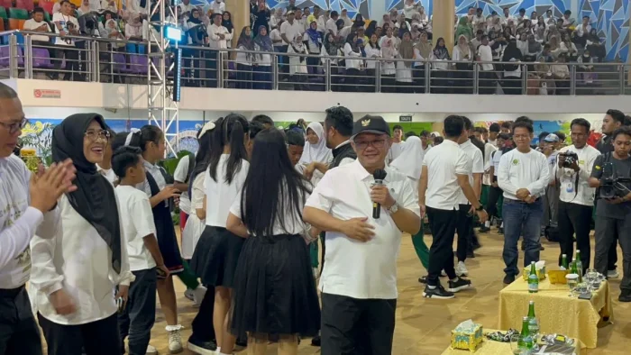 Menteri Pendidikan Dasar dan Menengah Republik Indonesia, Prof. Dr. Abdul Mu’ti, saat menyapa anak-anak didik di Balikpapan Sport and Convention Center  (BSCC)/DOME, pada Jumat (5/6/2026). Foto: BorneoFlash/Niken Sulastri