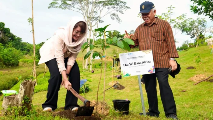 Otorita IKN bersama Perhimpunan Bank Nasional (Perbanas), Artha Graha, Bank Indonesia, Electronic City, Nusantara Park, menanam sebanyak 1.153 pohon dari berbagai jenis, pada Jumat (5/6/2026). Foto: HO/Humas Otorita IKN