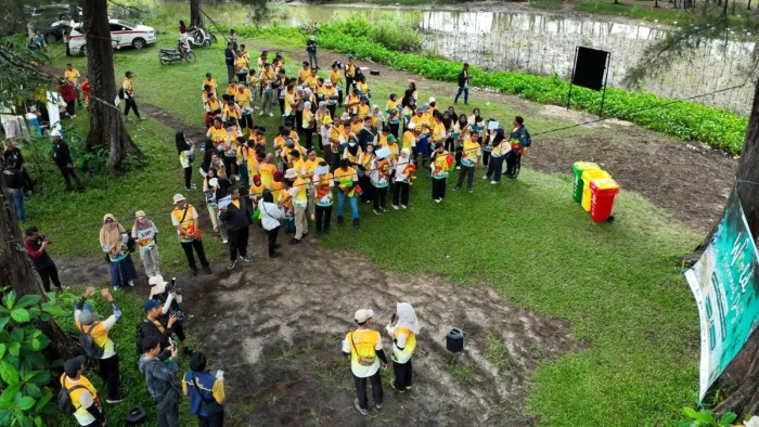 Otorita IKN melakukan Aksi Bersih Pantai dan Penanaman Mangrove di Pantai Tanah Merah di Kelurahan Tanjung Harapan, Kecamatan Samboja yang digelar pada Sabtu (13/6/2026). Foto: HO/HUmas Otorita IKN