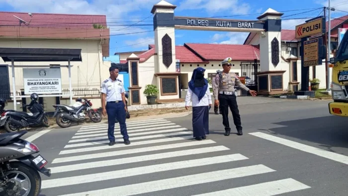 Plt Kepala Dishub Kubar, Rita Nursandy, bersama jajaran Satuan Lalu Lintas (Satlantas) Polres Kutai Barat, melakukan peninjauan untuk memastikan seluruh fasilitas keselamatan lalu lintas yang telah diperbarui pada Selasa (9/6/2026). Foto: HO/Diskominfo Kubar