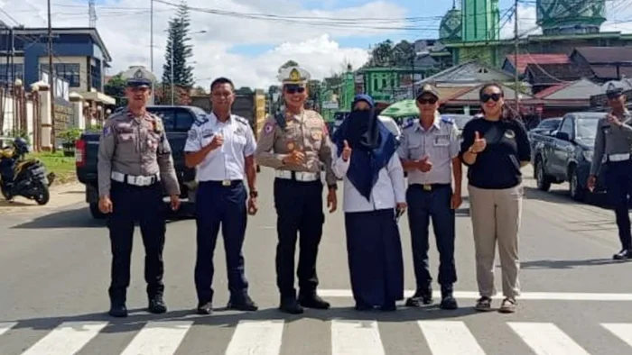 Sinergi antara Dishub dan Satlantas Polres Kubar terus meningkatkan fasilitas keselamatan lalu lintas di sejumlah ruas jalan. Foto: HO/Diskominfo Kubar
