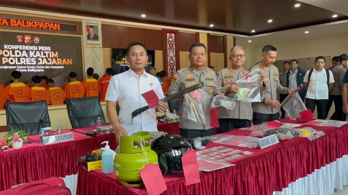 Pengungkapan tindak pidana kejahatan jalanan atau street crime selama periode 1 Mei hingga 2 Juni 2026, pada Konferensi Pers di Lobby Mapolresta Balikpapan, pada Rabu (3/6/2026). Foto: BorneoFlash/Niken Sulastri
