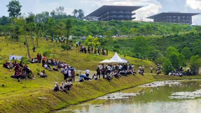 Peringatan Hari Lingkungan Hidup Sedunia 2026 yang digelar di Ruang Terbuka Hijau Embung H, Kawasan Inti Pusat Pemerintahan (KIPP) IKN, pada Jumat (5/6/2026). Foto: HO/Humas Otorita IKN