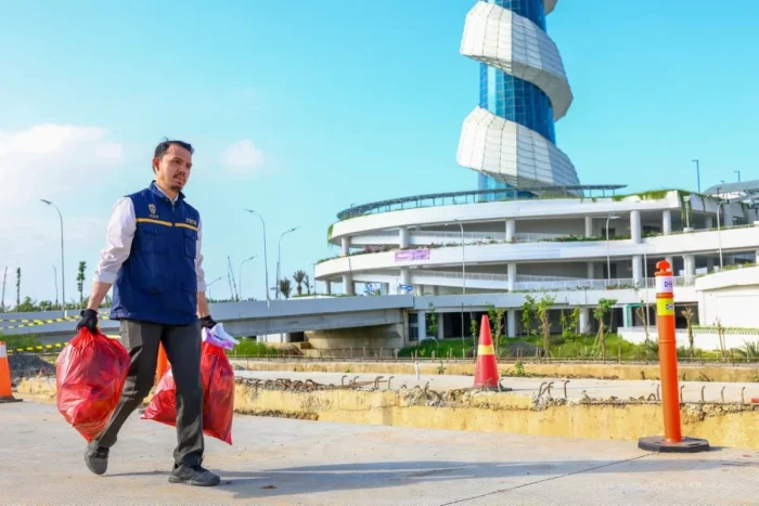 Peserta secara antusias mengikuti kegiatan korve di Kawasan Masjid Negara IKN sekaligus memperingati Hari Lingkungan Hidup Sedunia Tahun 2026. Foto: HO/Humas Otorita IKN