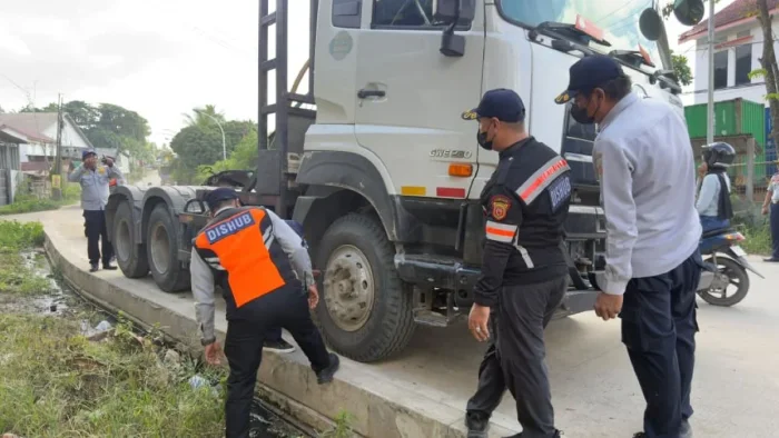 Dishub Samarinda Gembosi Enam Truk Kontainer Parkir Liar, Tindak Lanjut Aduan Warga