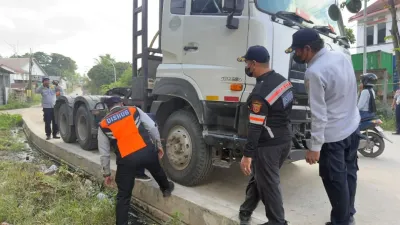 Dishub Samarinda Gembosi Enam Truk Kontainer Parkir Liar, Tindak Lanjut Aduan Warga