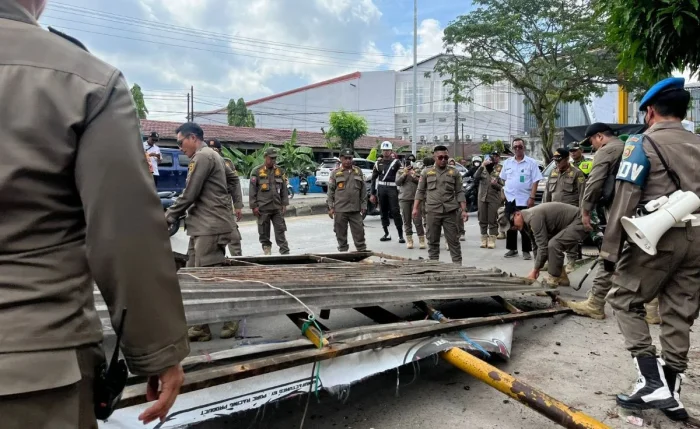 Petugas Satpol PP Samarinda membongkar lapak dan bangunan yang berdiri di area terlarang di kawasan Pasar Baqa saat kegiatan penertiban, pada Rabu (3/6/2026). Foto: BorneoFlash/Nur Ainunnisa