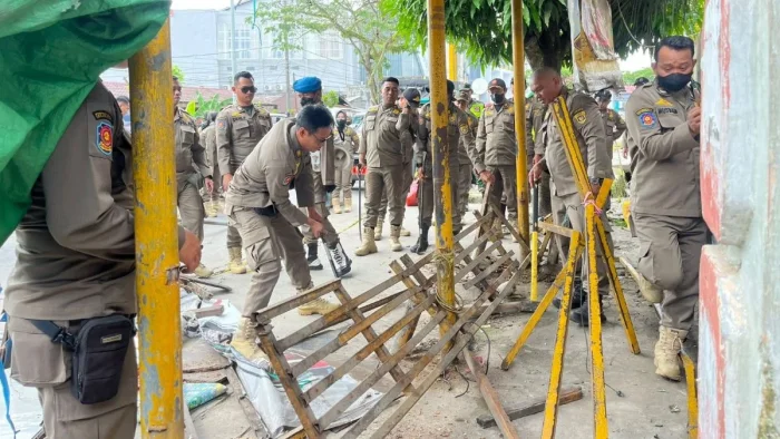 Petugas Satpol PP Samarinda membongkar lapak dan bangunan yang berdiri di area terlarang di kawasan Pasar Baqa saat kegiatan penertiban, pada Rabu (3/6/2026). Foto: BorneoFlash/Nur Ainunnisa