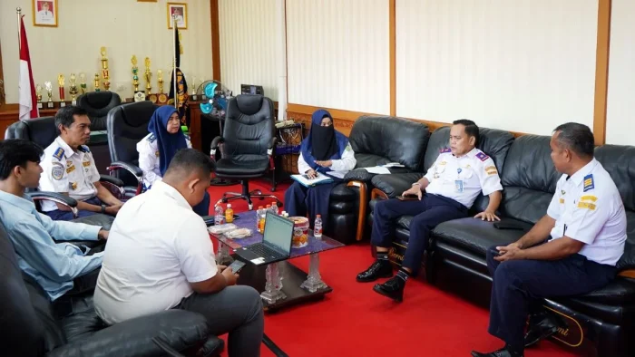 Plt Kepala Dinas Perhubungan (Dishub) Kubar, Rita Nursandy bersama Kepala Kantor UPBU Kelas III Melalan, Melak, Bernard R. Purba dan Kabid Prasarana Dishub Kubar Hafiluddin Mardjuni saat Rapat Koordinasi Penerbangan Perdana Wings Air Rute Samarinda-Melak, Senin (8/6/2026). Foto: HO/ Diskominfo Kubar