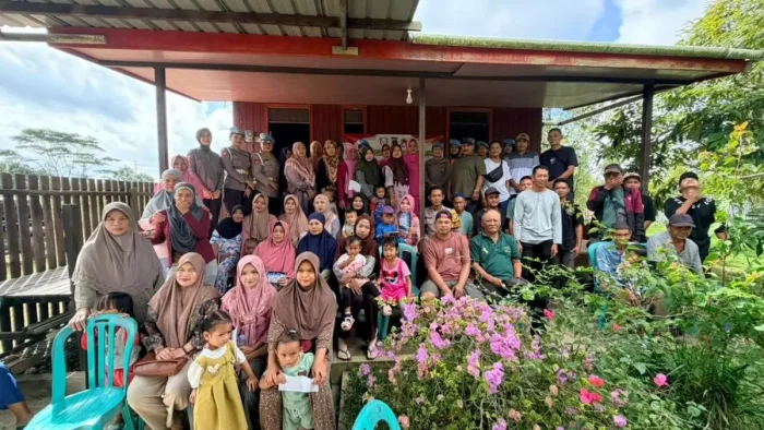 Polwan dan Bhayangkari Kaltim Berbagi Bantuan Sosial kepada Pekerja Karet di Lamaru