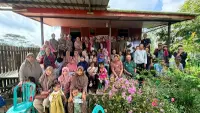Polwan dan Bhayangkari Kaltim Berbagi Bantuan Sosial kepada Pekerja Karet di Lamaru