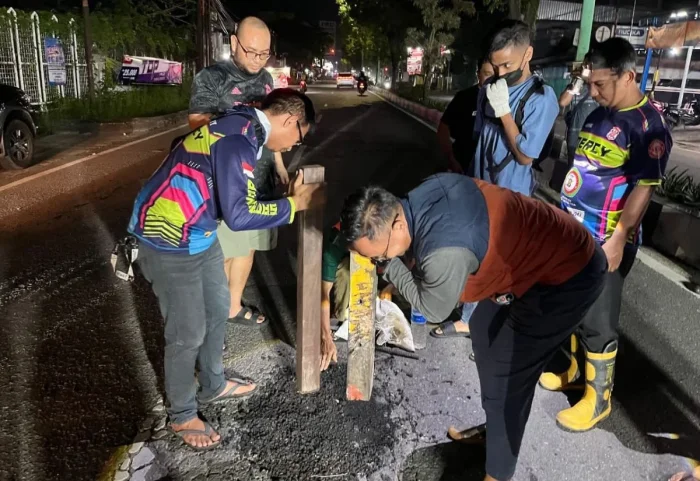 Demi Keselamatan Pengendara, Ghost Aspal Samarinda Kembali Tambal Jalan Berlubang