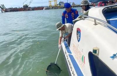 Peringati Hari Bhayangkara ke-80, Sat Polairud Polres PPU dan PT ASDP Gelar Aksi Bersih Pesisir