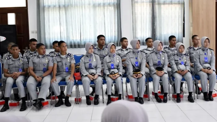 Sebanyak 50 taruna dan taruni ini menerima program beasiswa yang diberikan Pemkab Paser untuk mengenyam pendidikan di Politeknik KP Sidoarjo. Foto: BorneoFlash/IST