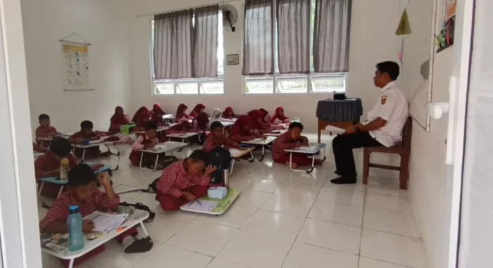 Miris! 6 Bulan Siswa SDN 013 Sambutan Belajar Lesehan, Bawa Meja Lipat dari Rumah