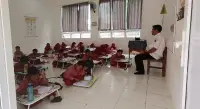 Miris! 6 Bulan Siswa SDN 013 Sambutan Belajar Lesehan, Bawa Meja Lipat dari Rumah
