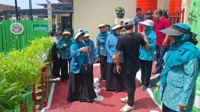 TP PKK Provinsi Kaltim saat melakukan kunjungan ke Kampung Bungas, Kelurahan Gunung Sari Ilir, Kecamatan Balikpapan Tengah, pada Sabtu (13/6/2026).  Foto: BorneoFlash/Niken Sulastri