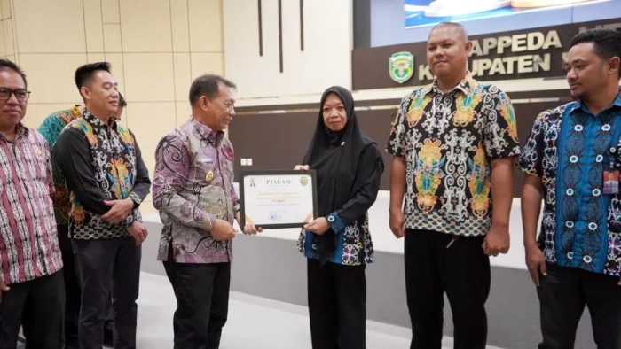 Wakil Bupati Kubar, Nanang Adriani menyerahkan piagam penghargaan kepada Puskesmas Penyinggahan meraih peringkat pertama atas capaian kehadiran balita di Posyandu (D/S) tertinggi 2025. Foto: HO/Diskominfo Kubar