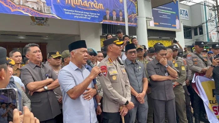 Wakil Ketua DPRD Balikpapan Budiono saat menemui Aliansi Balikpapan Bergerak di depan Kantor DPRD Balikpapan, pada Senin (15/6/2026). Foto: BorneoFlash/Niken Sulastri