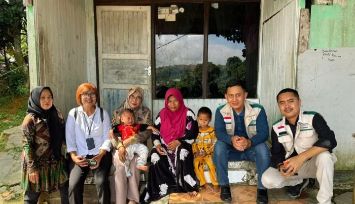YBM PLN UID Kaltimra bersama BKKBN Kota Samarinda melakukan verifikasi kepada 21 anak penerima bantuan program Genting. Foto: HO/PLN UID Kaltimra