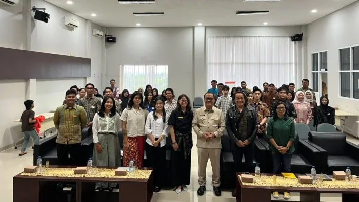 FGD bertajuk Gravity 2026 yang digelar Indonesian Youth Diplomacy Local Chapter Kalimantan Timur bersama komunitas Youth Kalimantan, di Aula Kelurahan Sepinggan Raya, pada Sabtu (25/7/2026). Foto: BorneoFlash.com/Niken Sulastri