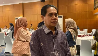 Helmi Ingatkan Lulusan Baru Tak Cukup Bermodal Ijazah untuk Bersaing di Dunia Kerja