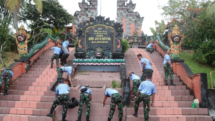Lanud Dhomber bersama Satuan Radar 205 Balikpapan menggelar kerja bakti di dua rumah ibadah, yakni Pura Giri Jaya Natha dan Musholla Al-Mudatsir, pada Kamis (23/7/2026). Foto: BorneoFlash.com/Ist