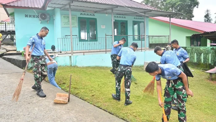 Lanud Dhomber bersama Satuan Radar 205 Balikpapan menggelar kerja bakti di dua rumah ibadah, yakni Pura Giri Jaya Natha dan Musholla Al-Mudatsir, pada Kamis (23/7/2026). Foto: BorneoFlash.com/Ist