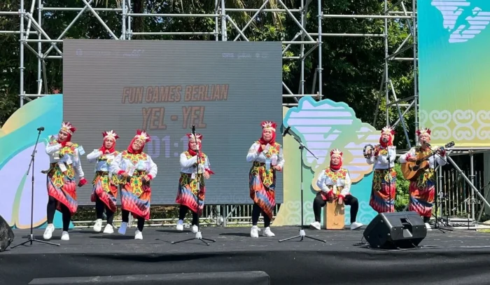 Penampilan TP PKK Kecamatan Balikpapan Utara saat mengikuti fun games dan yel-yel yang digelar Kantor Perwakilan Bank Indonesia Balikpapan, di Pantai Kilang Mandiri, pada Sabtu (25/7/2026). Foto:BorneoFlash.com/Niken Sulastri