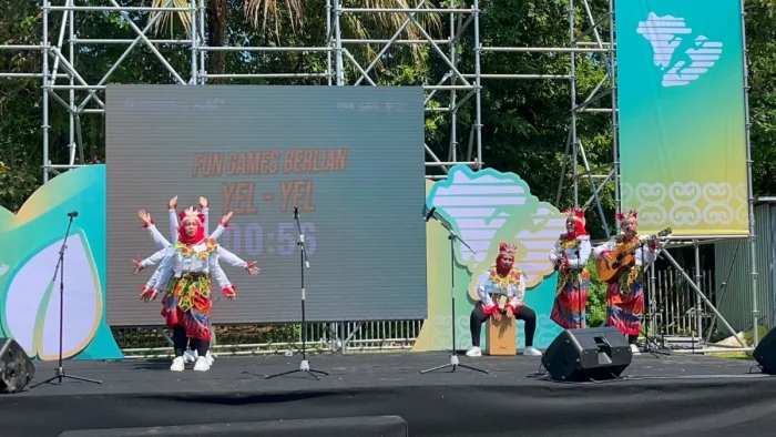 Penampilan TP PKK Kecamatan Balikpapan Utara saat mengikuti fun games dan yel-yel yang digelar Kantor Perwakilan Bank Indonesia Balikpapan, di Pantai Kilang Mandiri, pada Sabtu (25/7/2026). Foto:BorneoFlash.com/Niken Sulastri