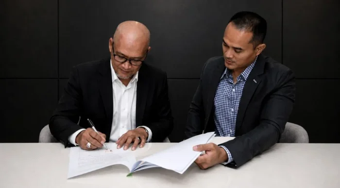 Penandatanganan kerja sama CEO Persiba Balikpapan, Arvi Perwira dan Sudirman sebagai pelatih, yang dilaksanakan di Jakarta, pada Kamis (23/7/2026) malam. Foto: HO/Persiba Balikpapan