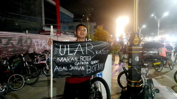 Selain kegiatan gowes malam, acara ini juga menjadi ajang sosialisasi Stop Normalisasi LGBT di Balikpapan. Foto: BorneoFlash/Ardian