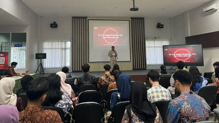 Wakil Wali Kota Balikpapan Bagus Susetyo saat menghadiri FGD bertajuk Gravity 2026 yang digelar Indonesian Youth Diplomacy Local Chapter Kalimantan Timur bersama komunitas Youth Kalimantan, di Aula Kelurahan Sepinggan Raya, pada Sabtu (25/7/2026). Foto: BorneoFlash.com/Niken Sulastri